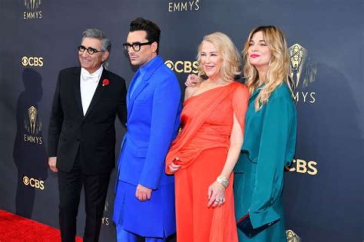 11 Amazing Bodies of Schitt's Creek Stars  — Celebwell