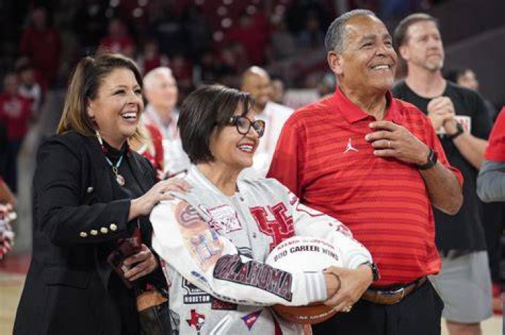 A.J. Minter Parents, Contract, Hair, Net Worth, Salary, Dad, High School, Has Ever Started A Game?