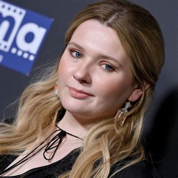 Abigail Breslin Biography - Facts, Childhood, Family Life & Achievements