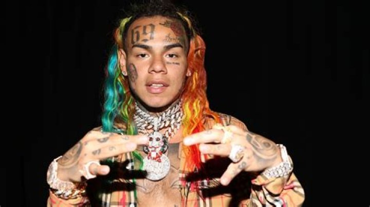 Akon Receives Support After Addressing Tekashi 69’s ‘Snitching’ Situation