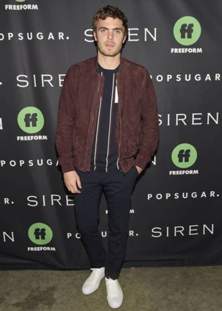 Alex Roe Height Weight Age Body Measurements Stats Facts Family Bio