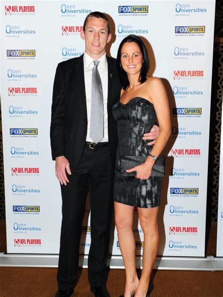Alistair Petrie: Wife, net worth, tattoos, smoking & body facts