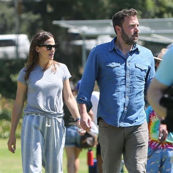 Ben Affleck Uses Dating Rumors To Talk Recovery And Giving Back