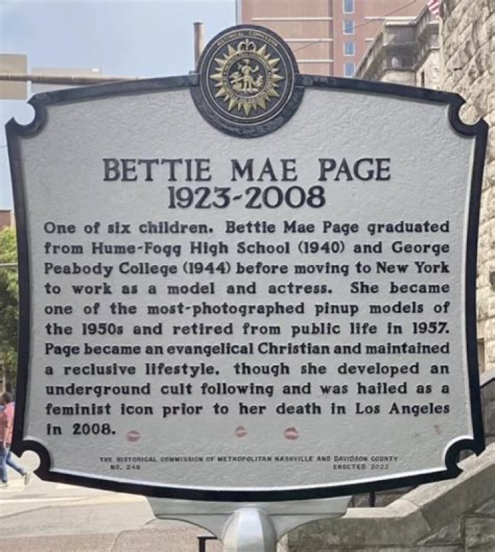 Bettie Page Biography - Childhood, Life Achievements & Timeline