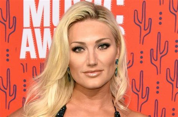 Brooke Hogan in Bathing Suit is "Beautiful" — Celebwell