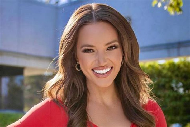 Caroline Collins [WFMJ] Wiki, Biography, Age, Salary, Husband, Instagram