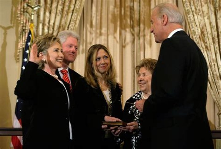 Chelsea Clinton Biography - Facts, Childhood, Family Life & Achievements