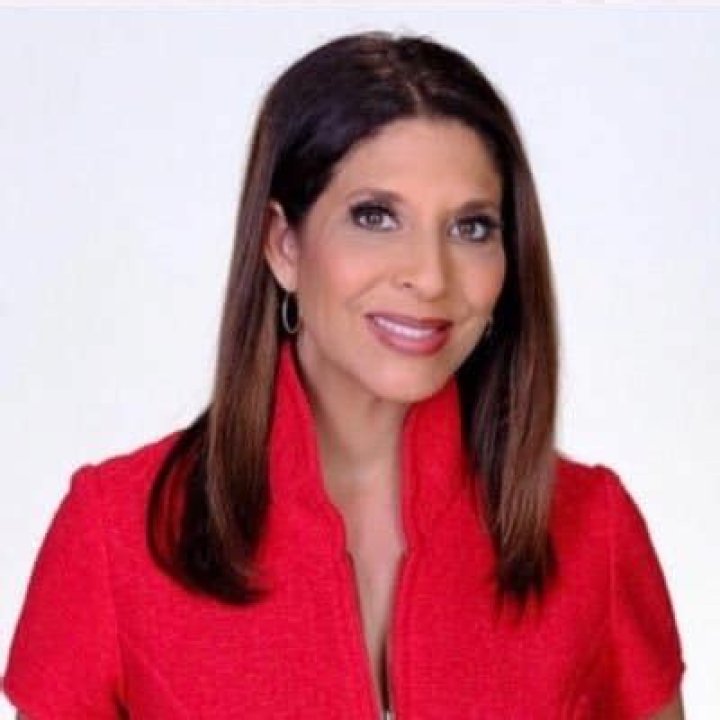 Christine Devine Bio, Age, Height, Husband, Salary, Net Worth, FOX11