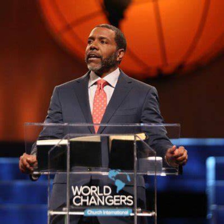 Creflo Dollar Biography, Age, Real Name, Wife, Children, Cancer, Net Worth and Books