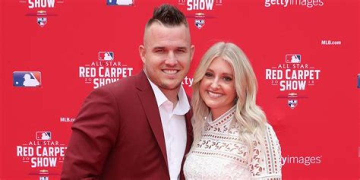 Daniel Jones profile, bio, birthday, wife, kids, contract, salary, net worth