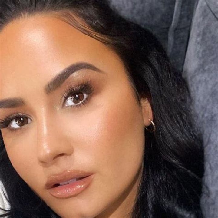 Demi Lovato Shares New Selfie With No Makeup On And Fans Shower Her With Compliments!