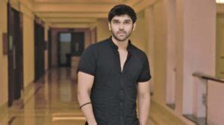 Dhruv Vikram Biography: Parents, Age, Height, Net Worth, Instagram, Relationship, Songs, Album