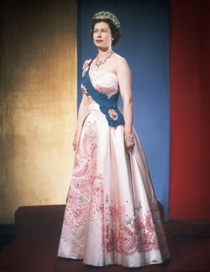 Did Rolf paint Queen Elizabeth II? How many times did Rolf Harris paint the Queen?