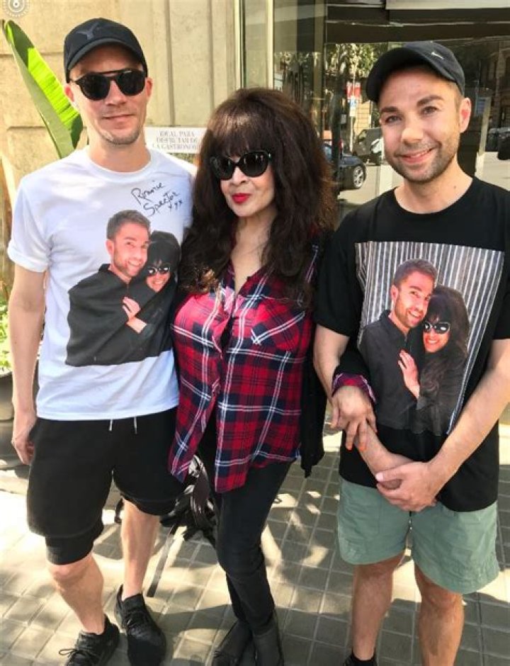 Did Ronnie Spector have biological children?