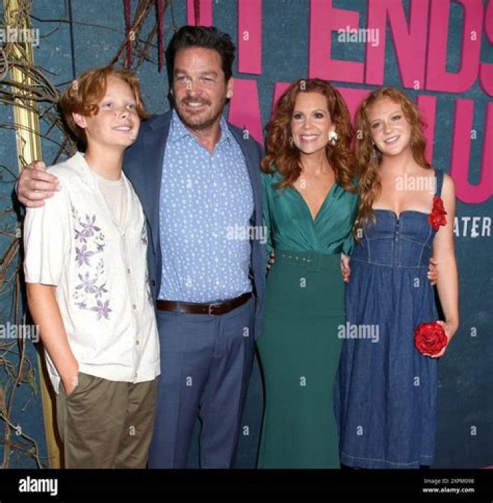 Do Blake Lively and Robyn Lively have the same parents?