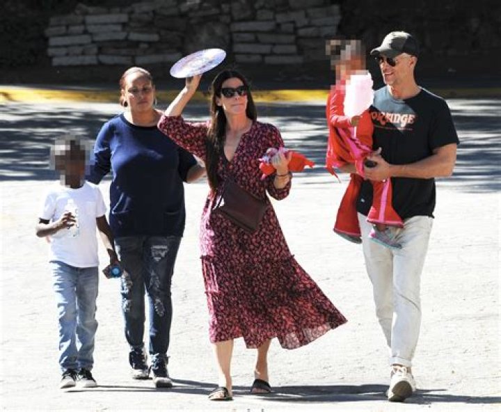 Does Sandra Bullock see Jesse James kids?