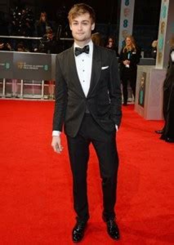 Douglas Booth Body Measurements Height Weight Age Shoe Size Vital Stats Bio