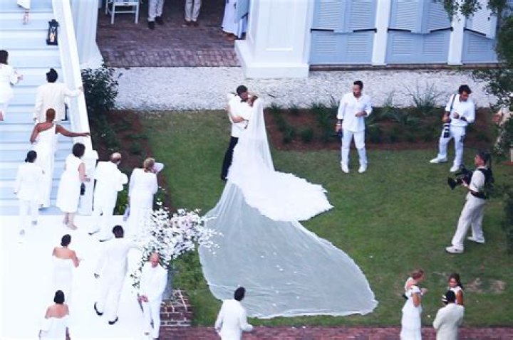 During Jennifer Lopez And Ben Affleck’s Second Marriage Ceremony, Jennifer Lopez Chose A Stylish, Flowing White Gown With A Long Veil