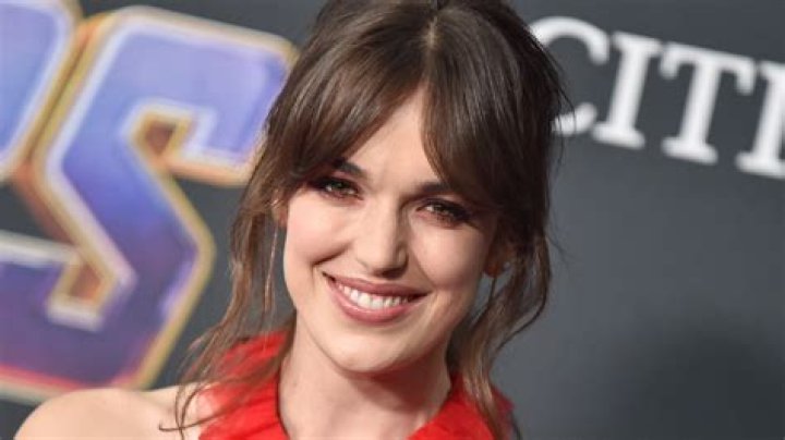Elizabeth Henstridge Bra Size, Age, Weight, Height, Measurements