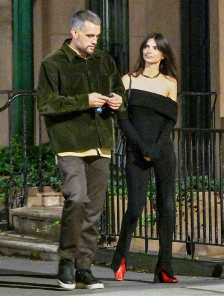 Emily Ratajkowski Has A ‘Complicated Relationship’ With Being Sexy – Here’s Why