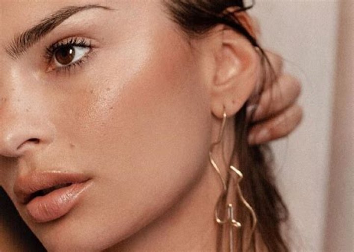 Emily Ratajkowski Shows Off Her Inamorata Woman Figure Earrings In New Video