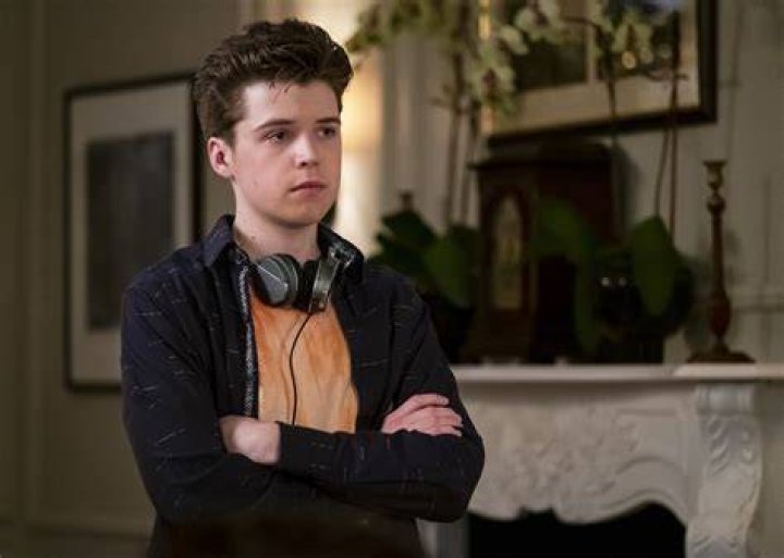 Evan Roe: dating, net worth, tattoos, smoking & body facts