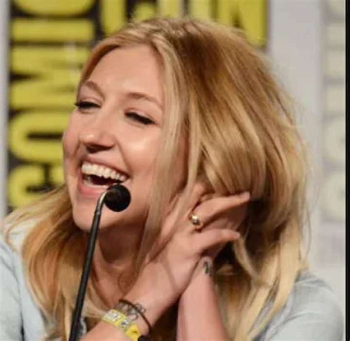 Fans Say Heidi Gardner Teeth Are Huge: Everything We Know About Her Braces And More
