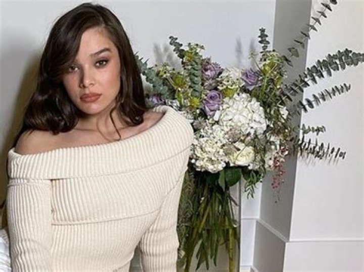 Hailee Steinfeld Wore Marc Jacobs In New Holiday Photos