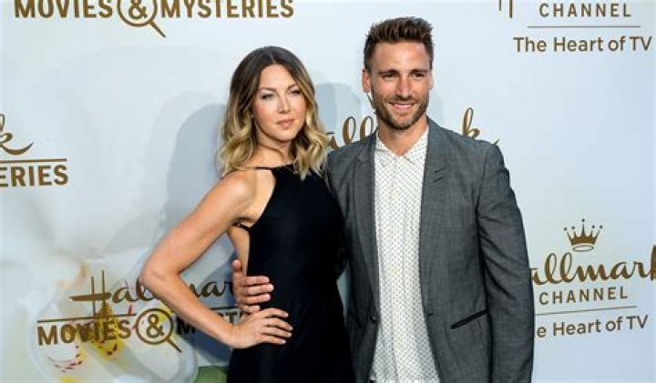 Hallmark: Andrew Durand Wikipedia & Girlfriend, Is The Actor Married?