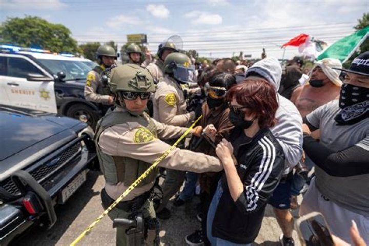 Halsey Gives Medical Attention To Protesters In California, Shares Pics Of The Police Brutality She’s Witnessed During Riots