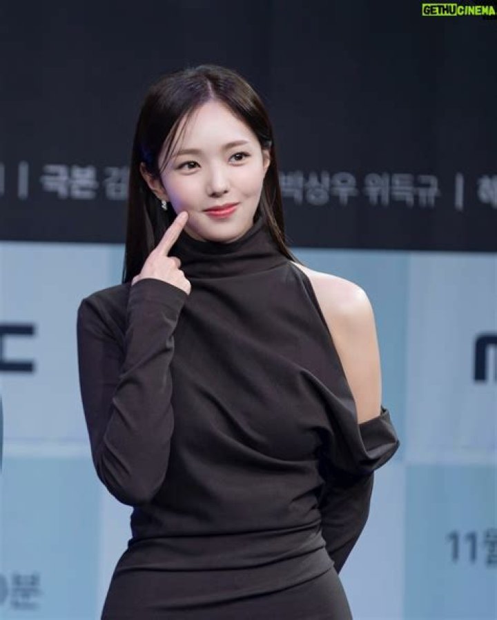 Han Chae-Young (Actress) Wiki, Bio, Age, Height, Weight, Measurements, Husband, Movies, Facts