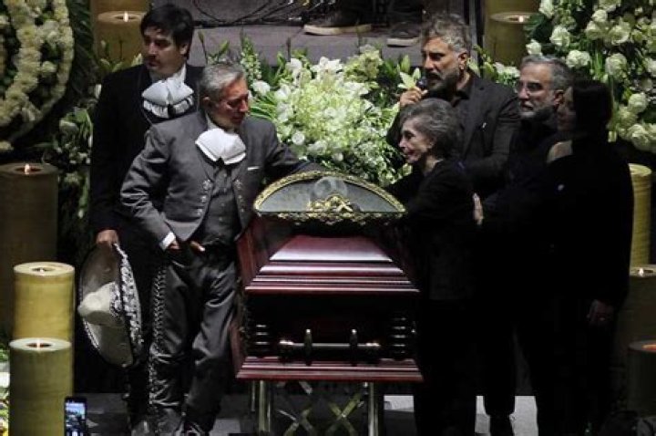 How many biological children did Vicente Fernandez have?