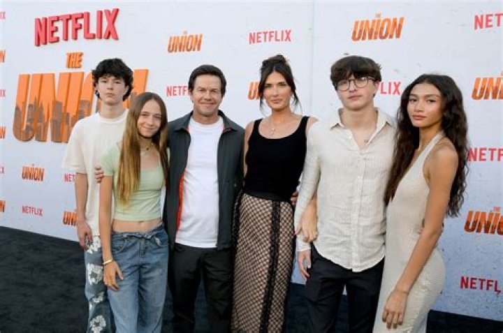 How many siblings does Mark Wahlberg have? Who are the 9 Wahlberg siblings?