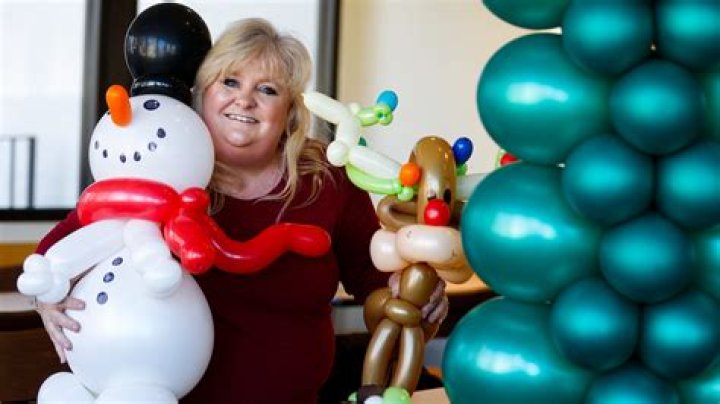 How much is the Balloon Lady worth? – Celebrity