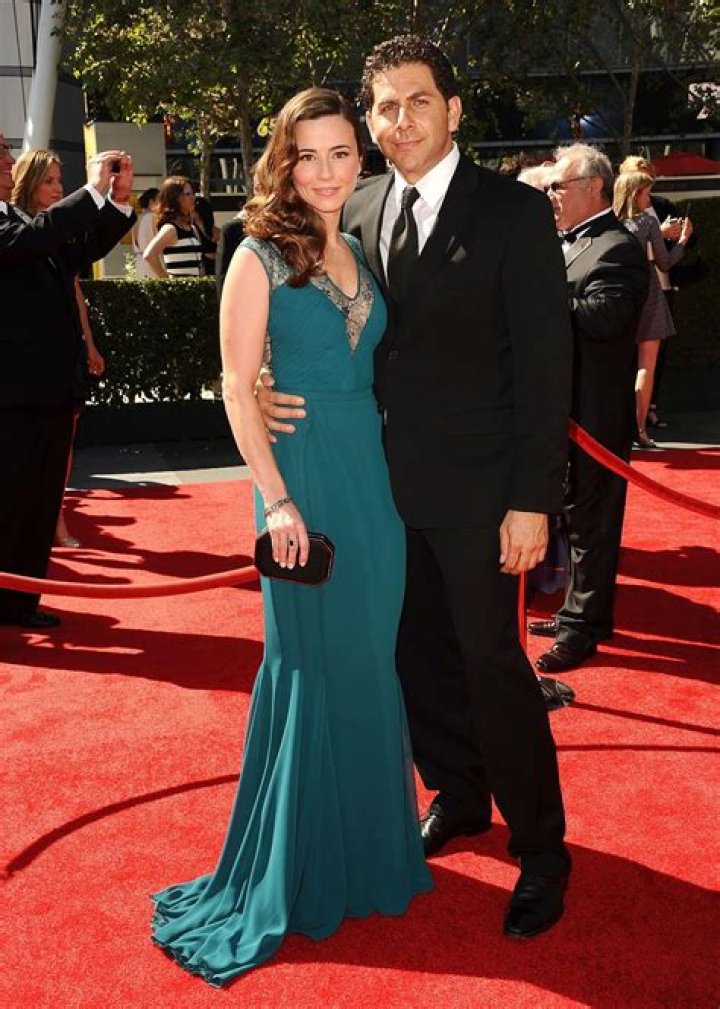 
How Much Money Does Linda Cardellini Make? Latest Income Salary
