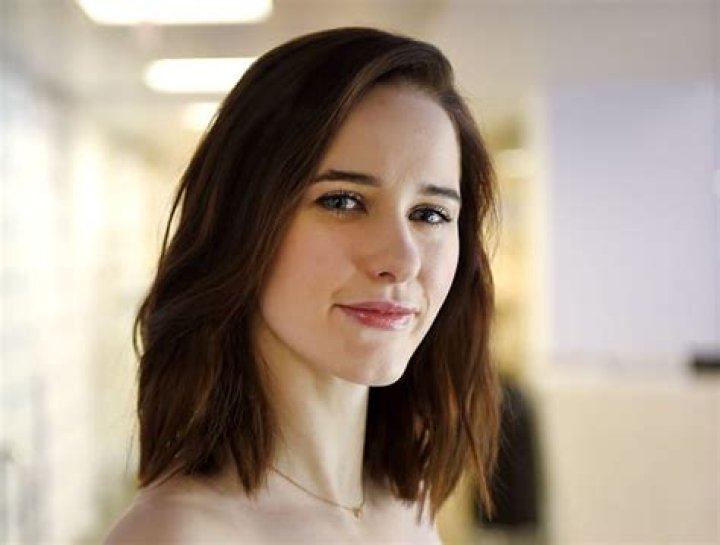 
How Much Money Does Rachel Brosnahan Make? Latest Income Salary
