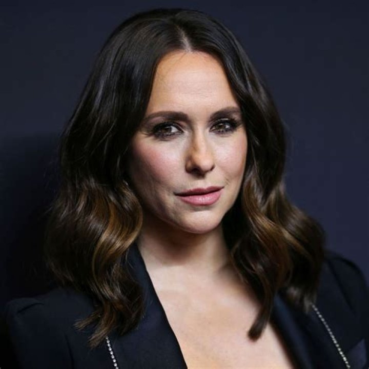 How old is Jennifer Love Hewitt?