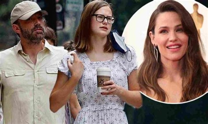 How tall is Violet? – Celebrity
