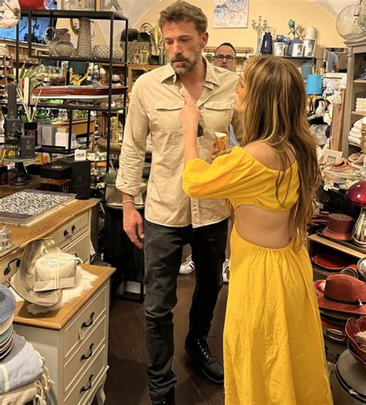 In The City Of Menaggio, Jennifer Lopez And Ben Affleck Visited A Home Goods Store To Do Some Shopping