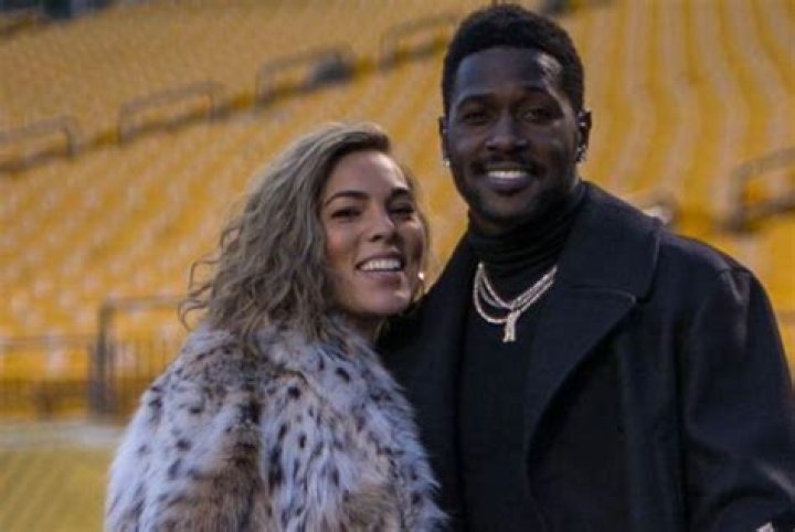 Is Antonio Brown and Chelsie still together?