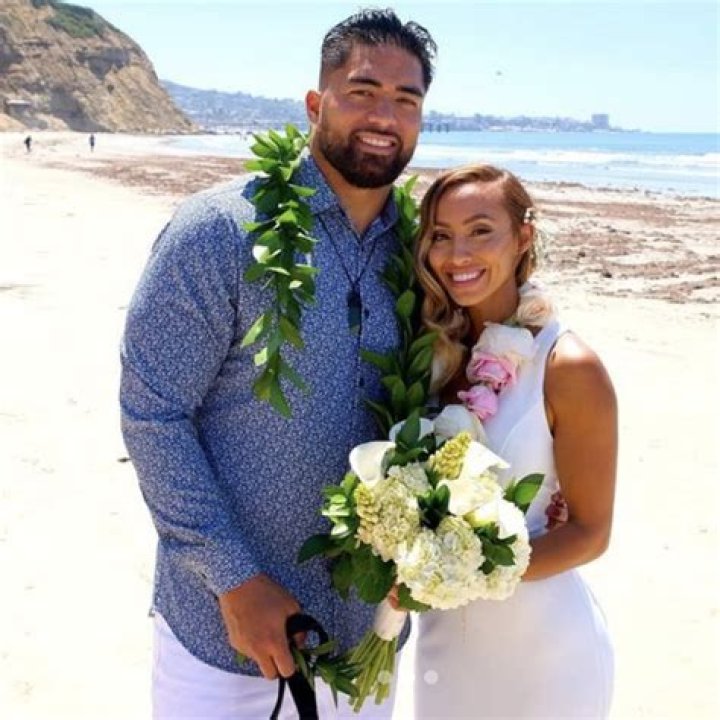 Is Manti Te O married with children?