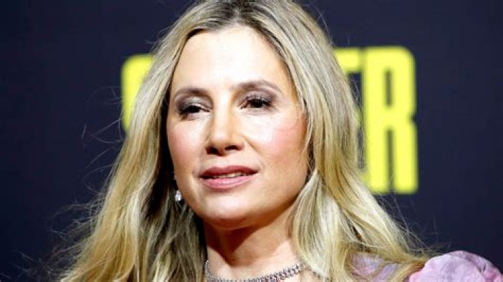 Is Mira Sorvino a smoker? – Celebrity