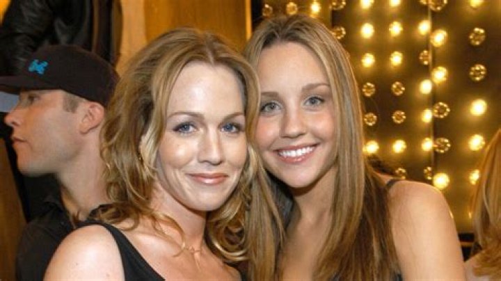 Jennie Garth Says She’d Love To Release A Reboot Of ‘What I Like About You’ Alongside ‘Soul Sister’ Amanda Bynes