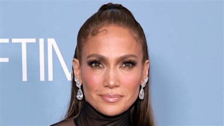 Jennifer Lopez Affleck in Bathing Suit Says “Hi” — Celebwell