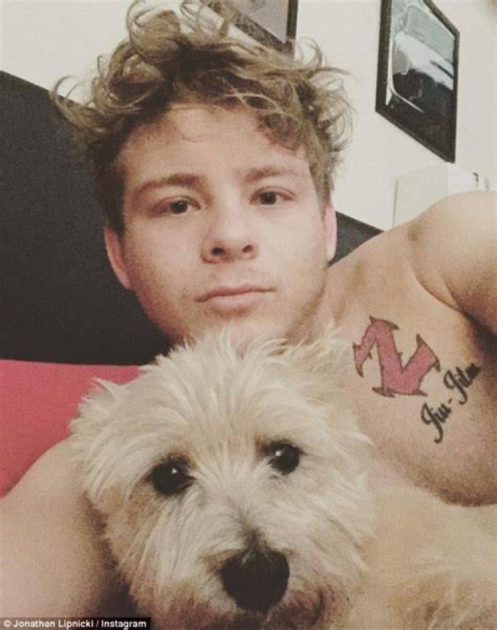 Jonathan Lipnicki: Girlfriend, net worth, tattoos, smoking & body facts
