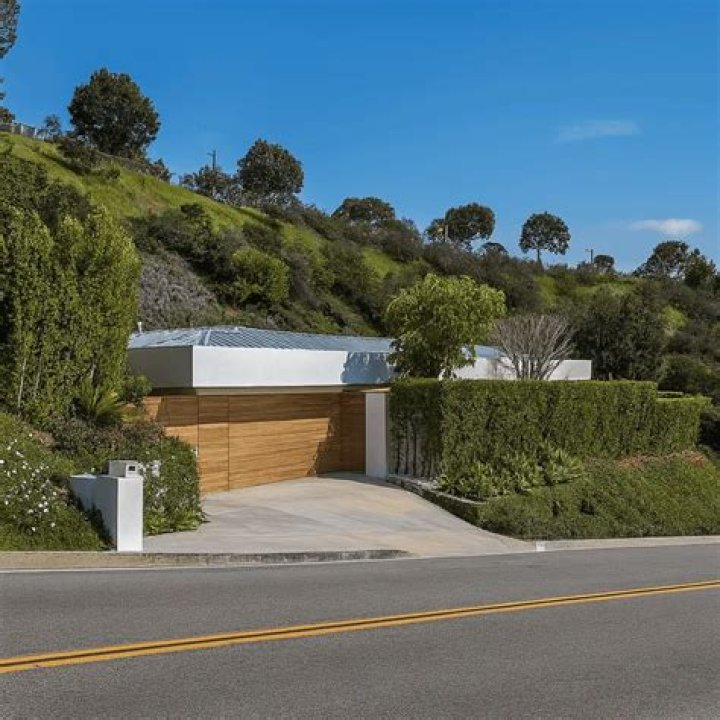 Justin Bieber Wants To Sell His Beverly Hills Mansion, Tells Fans To ‘Make An Offer’