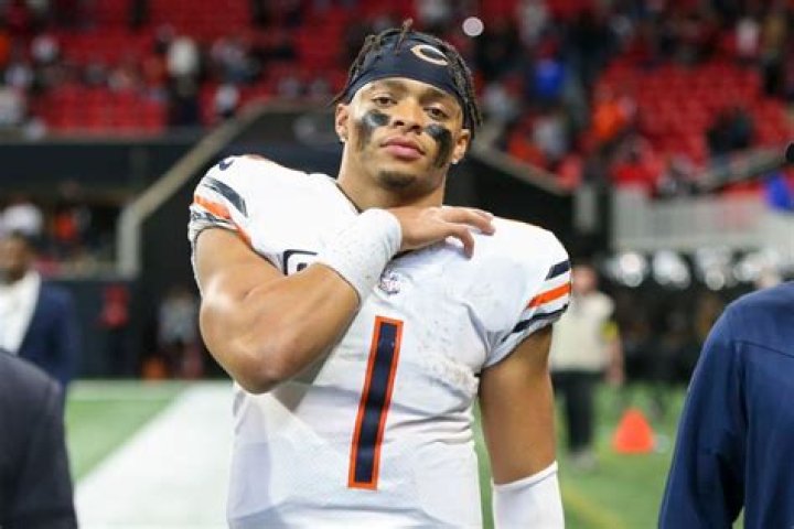 Justin Fields profile, bio, birthday, wife, children, contract, salary, net worth