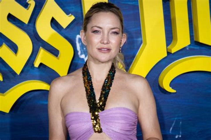 Kate Hudson in Bathing Suit Says "Take Me to the Dezzzz" — Celebwell
