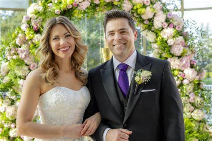 Kavan Smith Bio, Age, Height, Wife, Married, Wedding, Children, Movies, Shows, Family, Net Worth, TV Shows, and Photos
