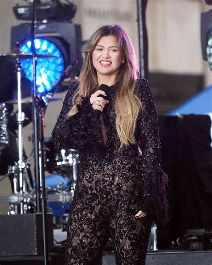 Kelly Clarkson Is Gorgeous In Dundas Sequined Jumpsuit On The Voice